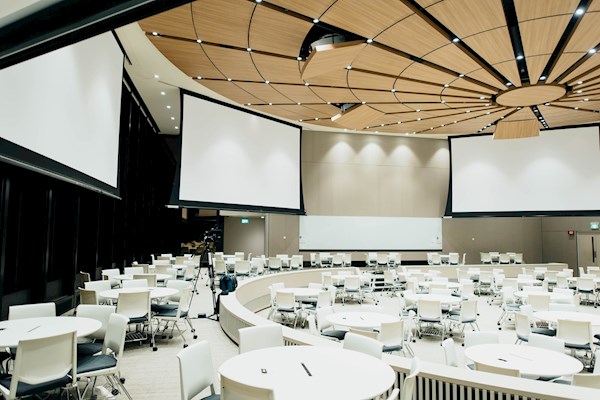 Med ConferenceCommunicator Tilmeldingssystem og bordplansmodul kan du placere dine deltagere ved borde eller i teams, og nummeret kan både overføres til navneskiltet og til event app´en.